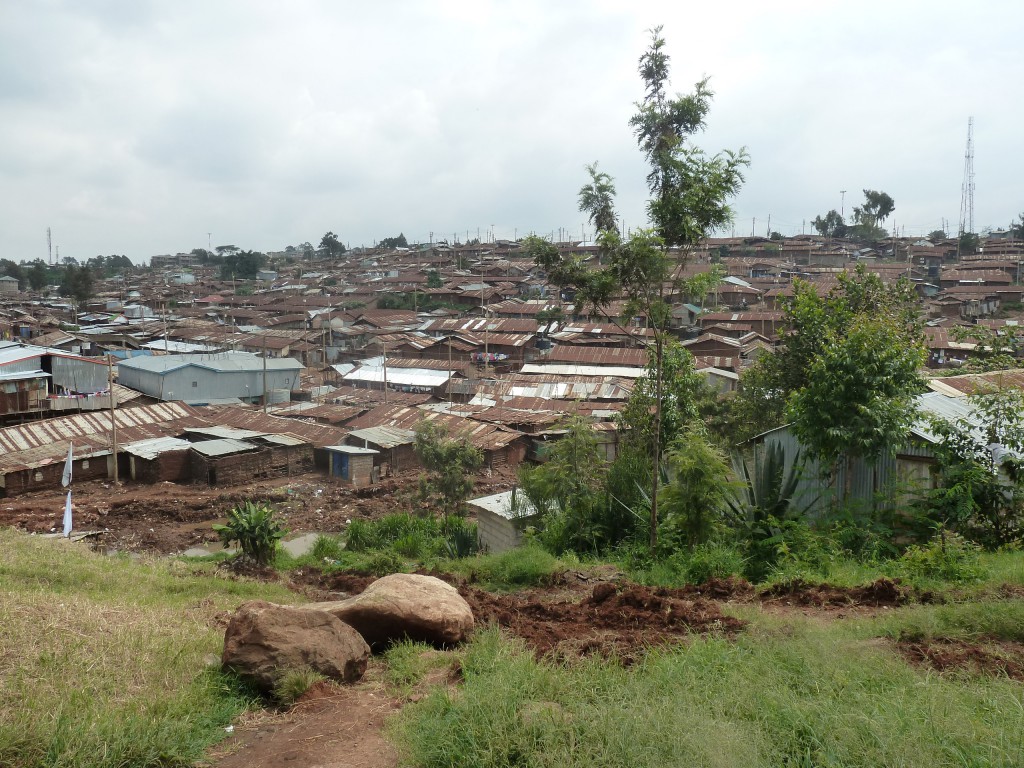 Zicht op de sloppenwijk van Kibera vanuit het AZG-hospitaal