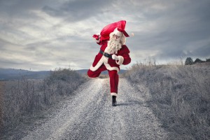 hollende kerstman in kerstreclames en op kerstkaarten