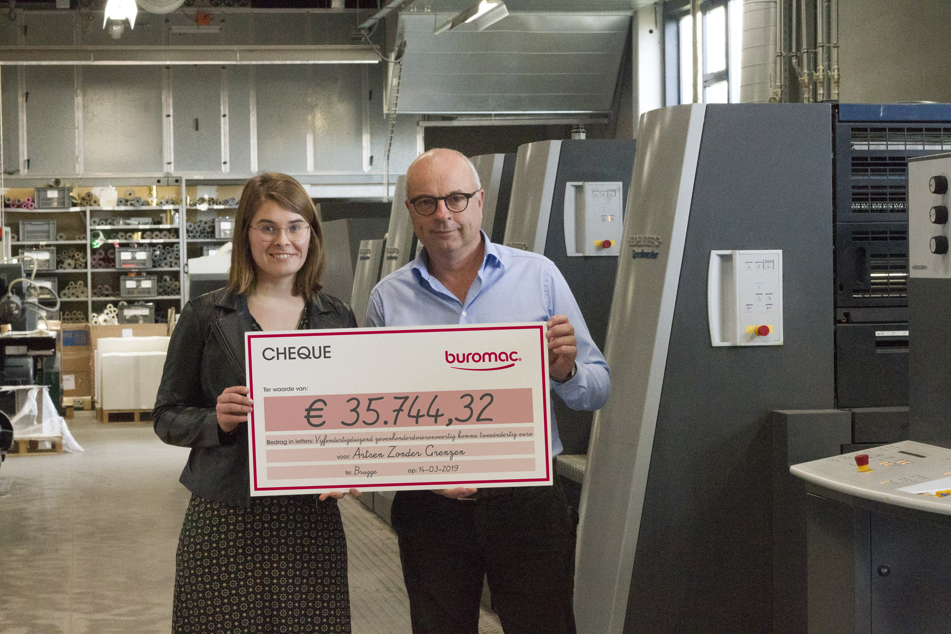Van links naar rechts: Iris Provoost, Partnership Coordinator Artsen Zonder Grenzen, Jan Jonckheere gedelegeerd bestuurder Buromac NV
