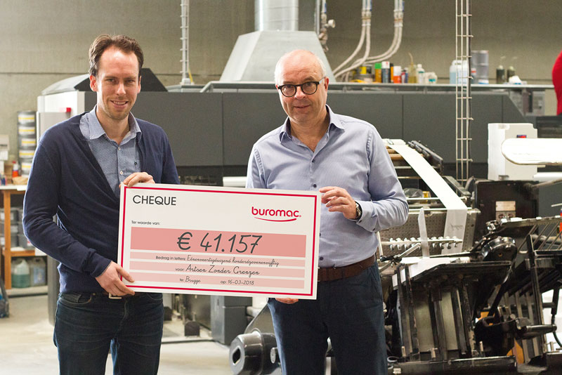 Van links naar rechts: Philippe Matthys, Partnership Coordinator Artsen Zonder Grenzen, Jan Jonckheere gedelegeerd bestuurder Buromac NV