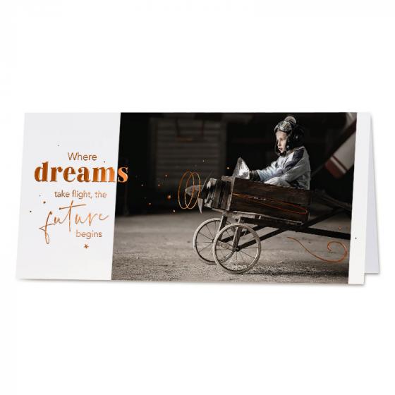 Charmante nieuwjaarskaart met jonge piloot in houten vliegtuig en koperfolie