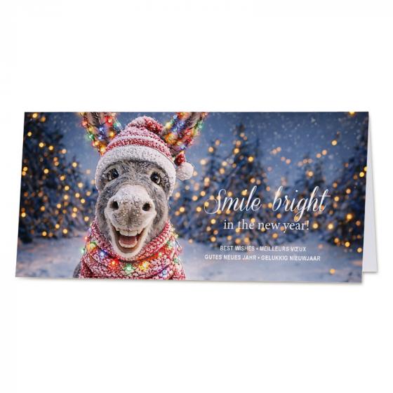 Kerstkaart vrolijke ezel met kleurrijke kerstoutfit en lichtjes