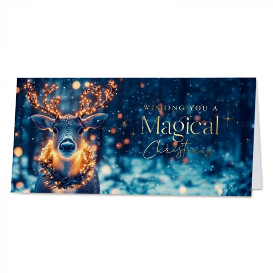 Sfeervolle kerstkaart met rendier en goudfolie in winterlandschap