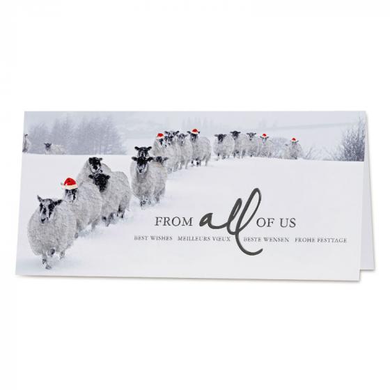 Winterse kerstkaart met schapen in kerstmutsen