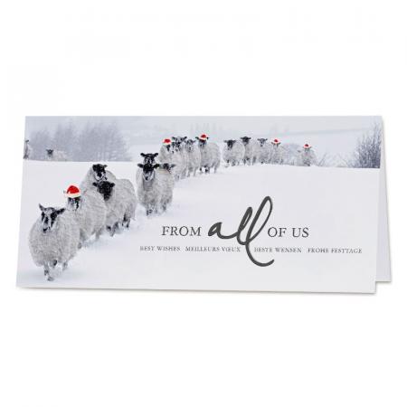 Winterse kerstkaart met schapen in kerstmutsen